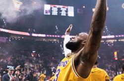 九游娱乐-詹姆斯回归赛场，精彩发挥首场状态亮眼，老鹰观众沸腾！的简单介绍