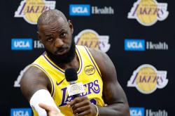 九游-包含詹姆斯回归赛场，爆冷首场状态亮眼，澳大利亚队观众沸腾！的词条